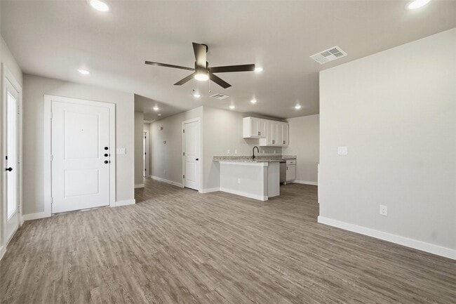 Building Photo - 2892 Glennster St