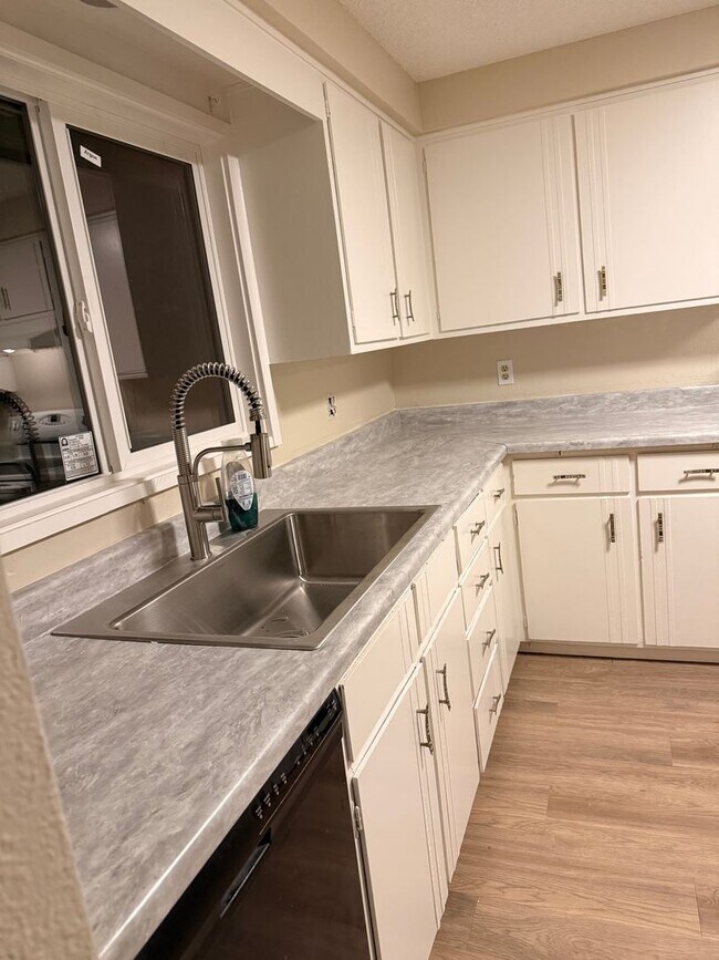 Building Photo - COMING SOON! 3 bedroom, 1.5 bath house in Eugene!