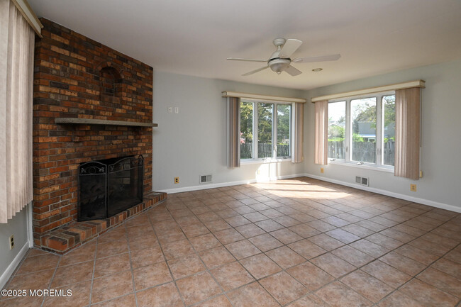 Building Photo - 904 Claridge Dr