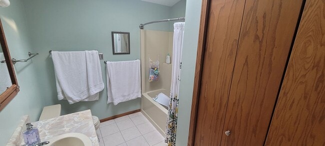 Building Photo - 3 Bedroom 2 Bath Home - Fully Furnished