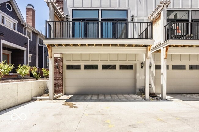 Building Photo - Beautiful townhome located off 16th and College. Pets allowed for an additional $1,000 non refund...