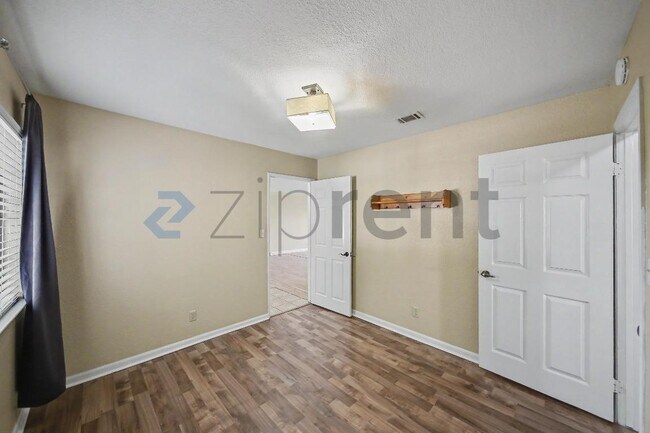 Building Photo - Unit