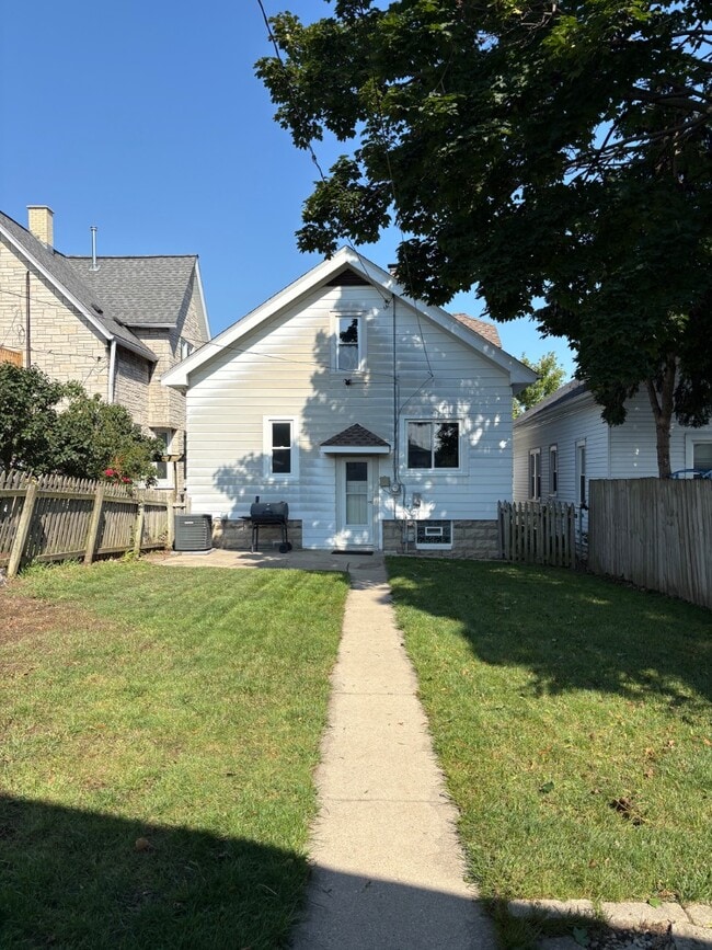 Building Photo - 1219 S 50th St