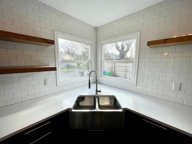 Building Photo - Cute Classic 1950s 2 Bd 1 Ba House + Bonus Room w/ Washer & Dryer, AC and Fenced Spacious Yard!