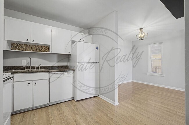 Building Photo - Two Bedroom Condo, 2nd Floor, across from Madison Park with stackable washer/dryer!