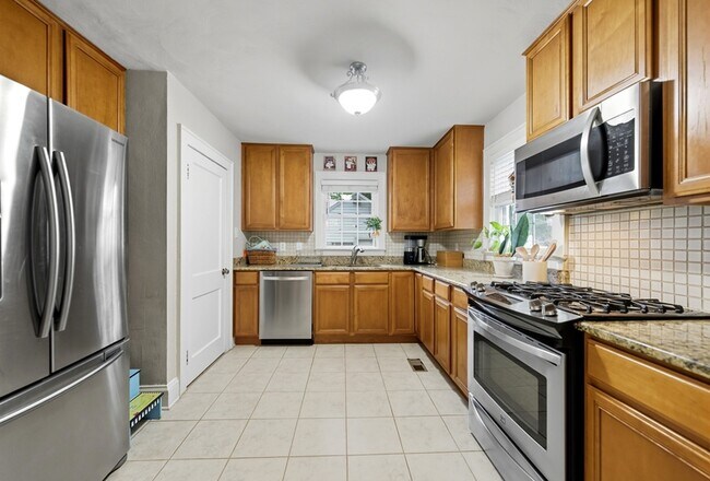Building Photo - 6233 Rolfe Ave