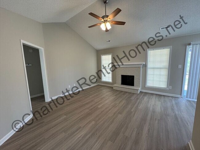 Building Photo - Beautifully updated 3-bedroom, 2-bathroom home for rent in Charlotte!