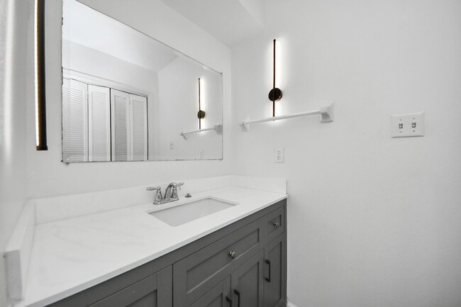 Building Photo - 8011 La Roche Ln