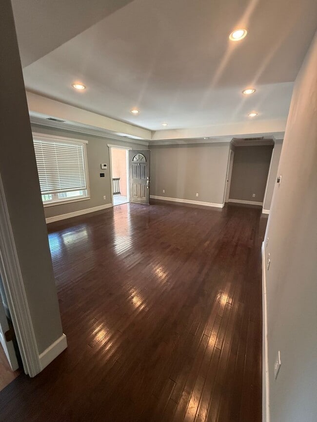 Building Photo - Beautiful 3 Bedroom