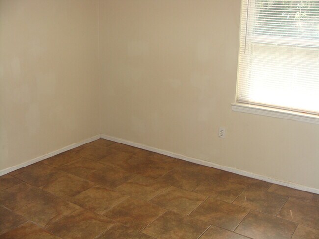 Building Photo - 1 Oak Forest Ln