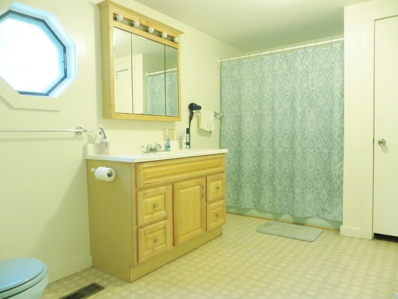 2nd floor bathroom with tub - 82 Dill Rd