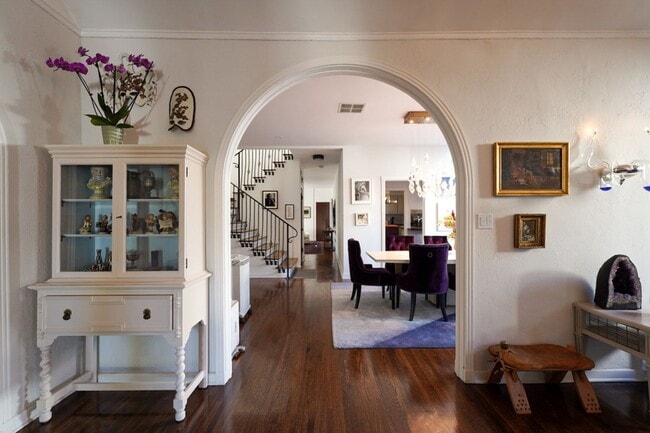 Building Photo - 6 Bedroom Home and ADU for Rent in Los Feliz Neighborhood