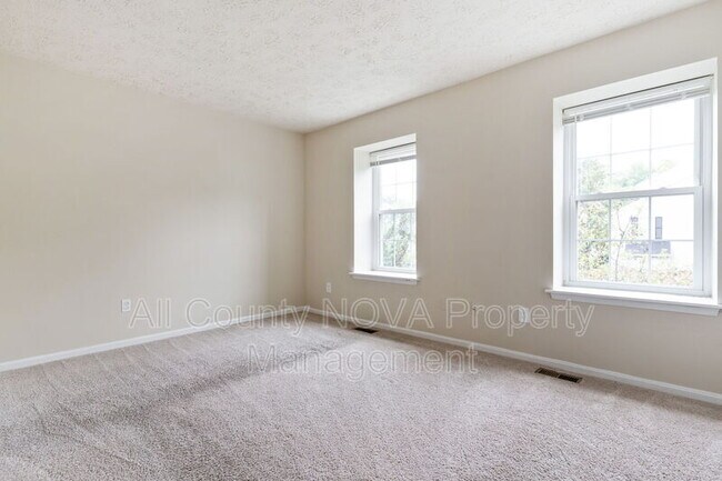 Building Photo - 17 Heather Ln