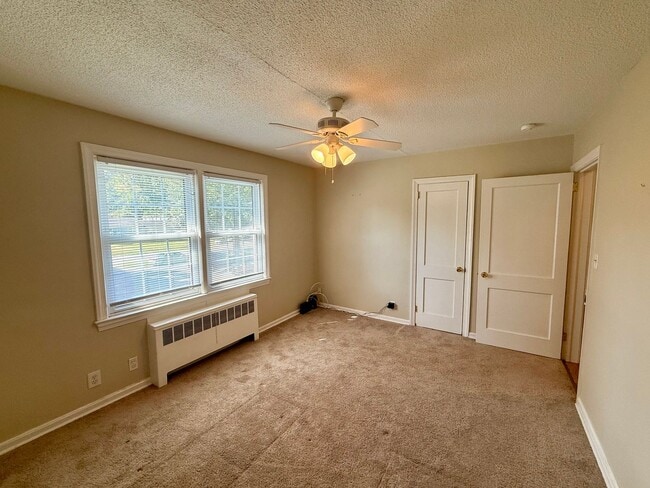 Building Photo - Two bedroom, 1 bath condo in Burlington (Brookwood Garden) Water and heat included!-$150 off depo...