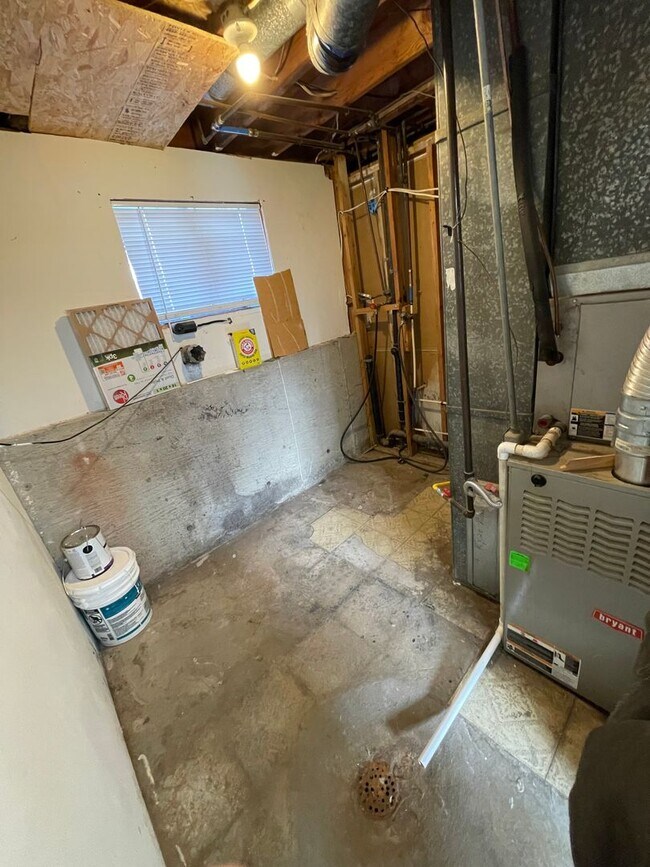 Building Photo - West Jordan Four Bedroom; Garage; New Kitchen Cabinets; Fenced Yard; Central Air