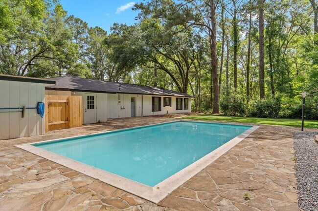 Building Photo - 3333 Meadow Hill Rd