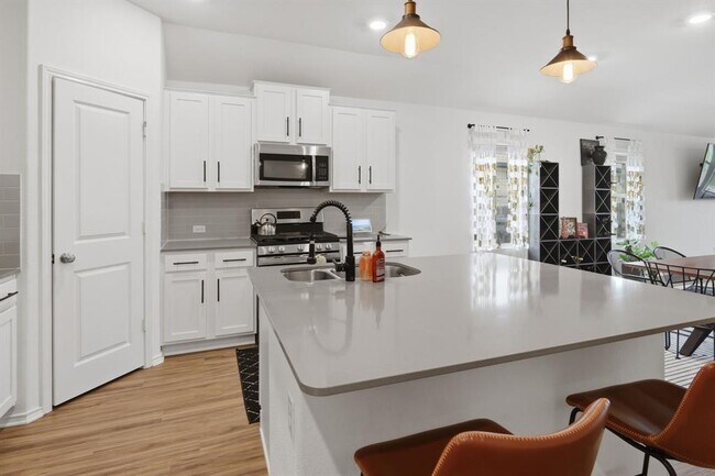 Building Photo - 129 Esparza Dr