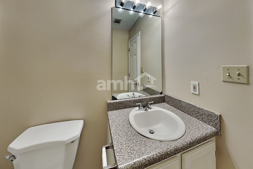 Building Photo - 1300 Summit Point Ln