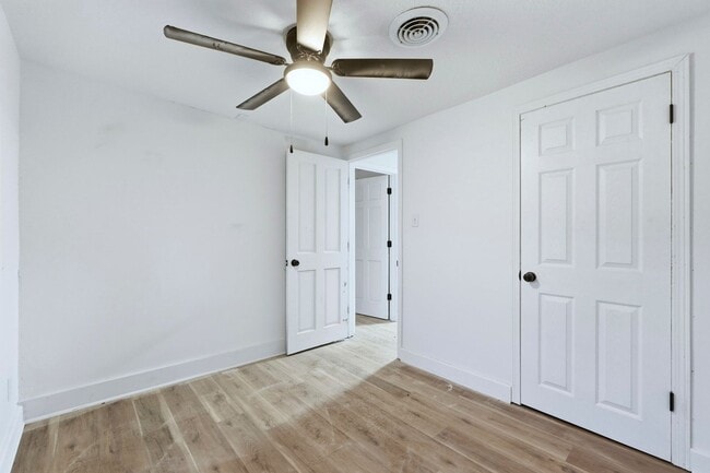 Building Photo - Freshly Updated 3-Bed Home with Back Parking