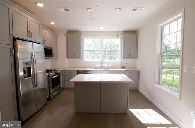 Building Photo - 23255 Milltown Knoll Square