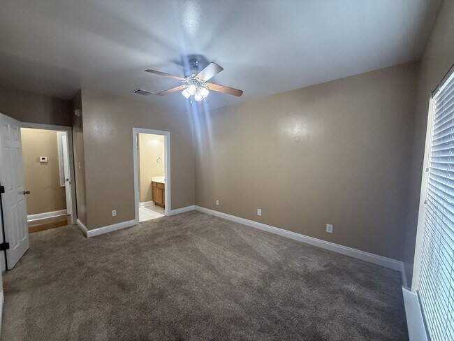 Building Photo - 2/2 Penny Lane Condo with washer/dryer