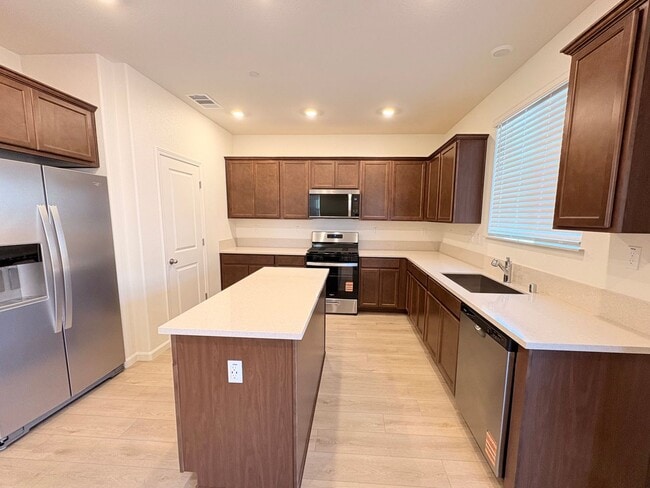 Building Photo - 2 WEEKS FREE RENT November Special - Beaut...