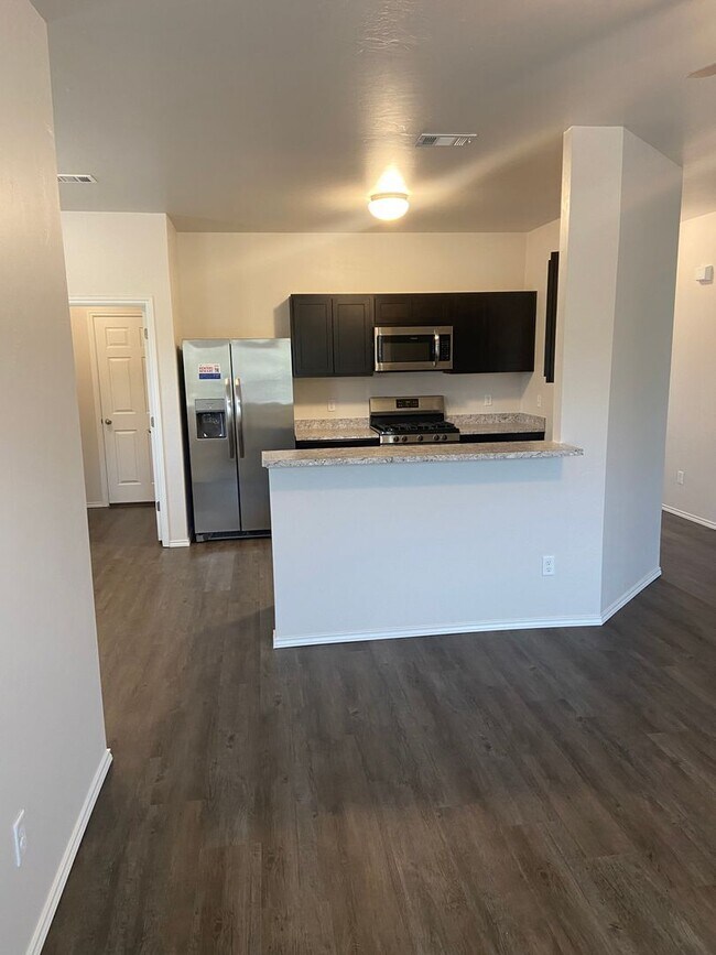 Building Photo - Move-In Ready! Charming 3-Bedroom, 2-Bath Home in Shadow Valley