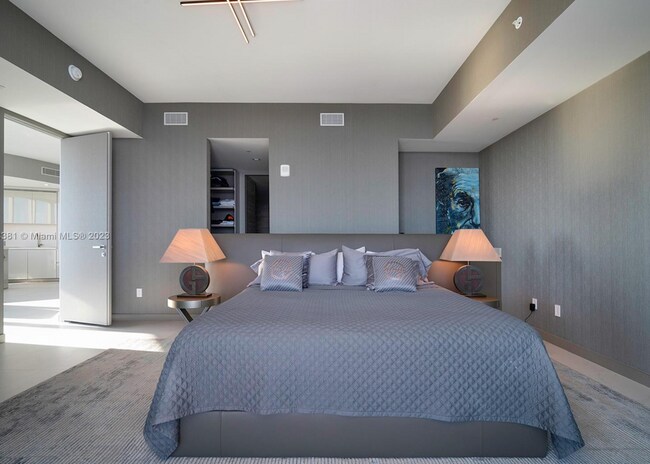 Building Photo - 18975 Collins Ave