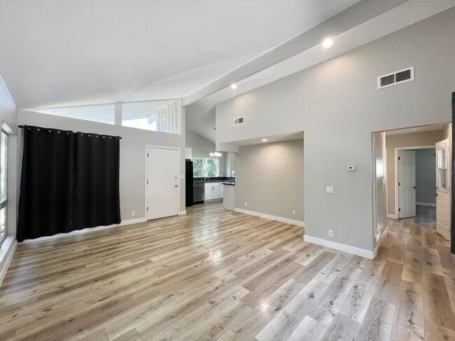 Building Photo - 2 Bedroom 1 Bath Room Fully Updated Single...