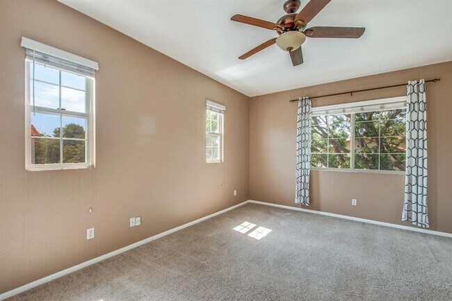 Building Photo - Private end unit townhome!