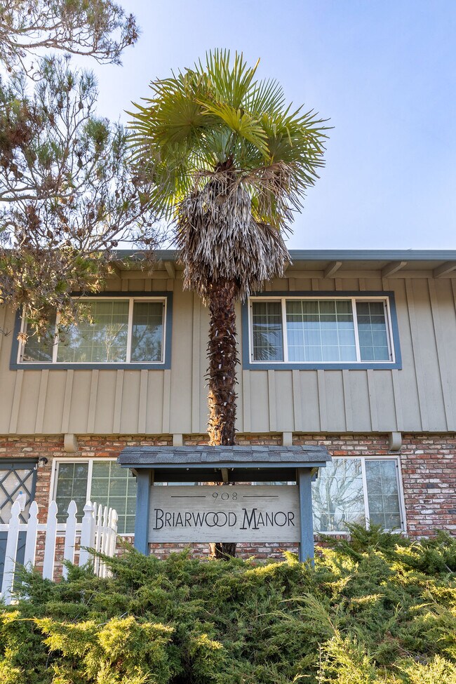 Building Photo - Briarwood Manor