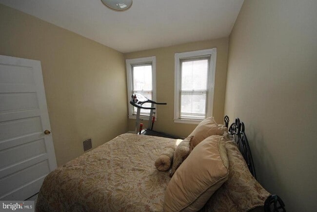 Building Photo - 1932 Summit Pl NE