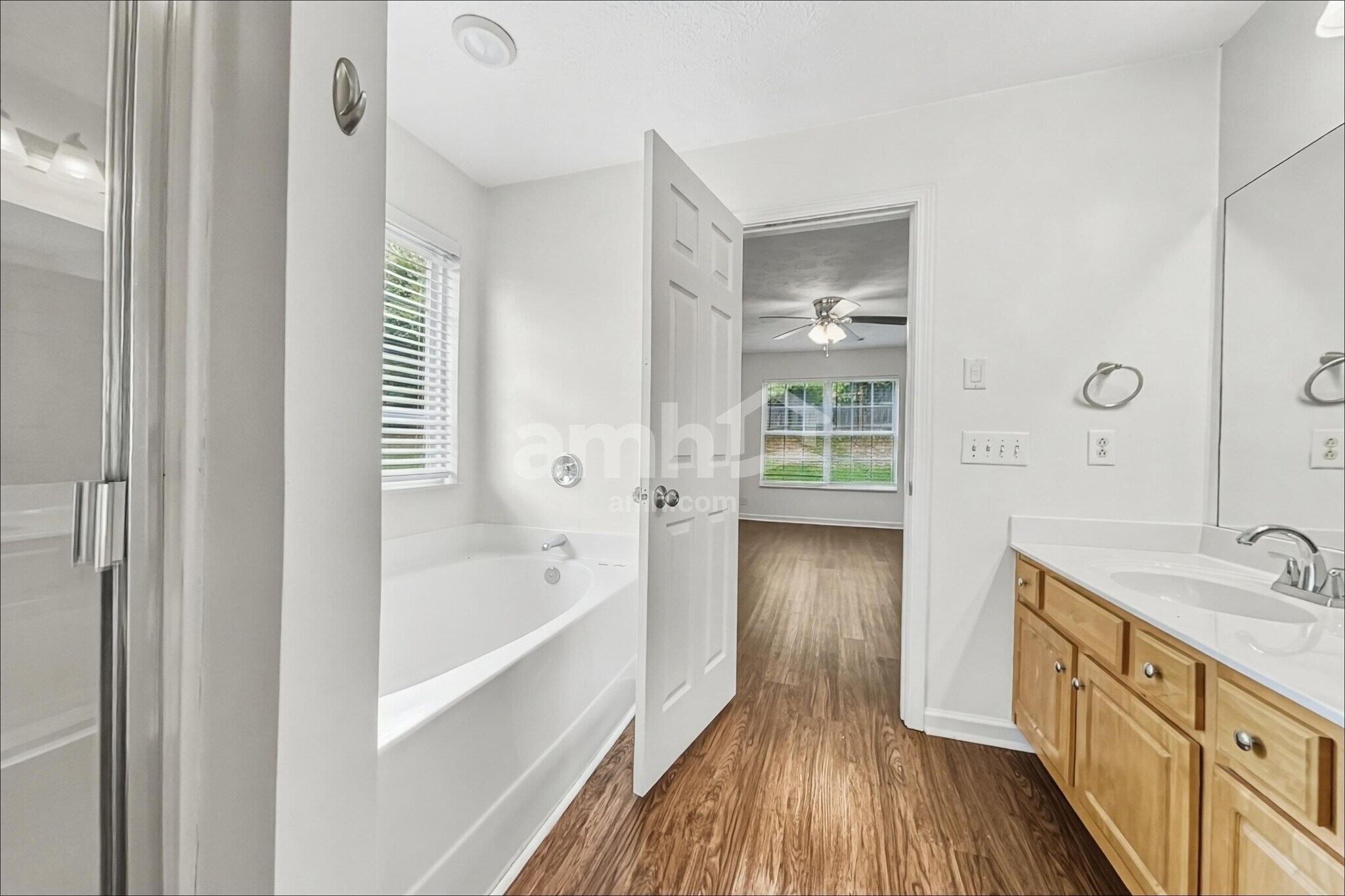 Building Photo - 916 Springs Hill Way