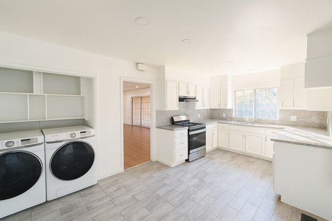 Building Photo - Large 6 bed 3 bath House on the Corner of East Falls!