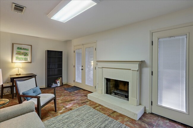 Building Photo - 1332 Roxbury Ct