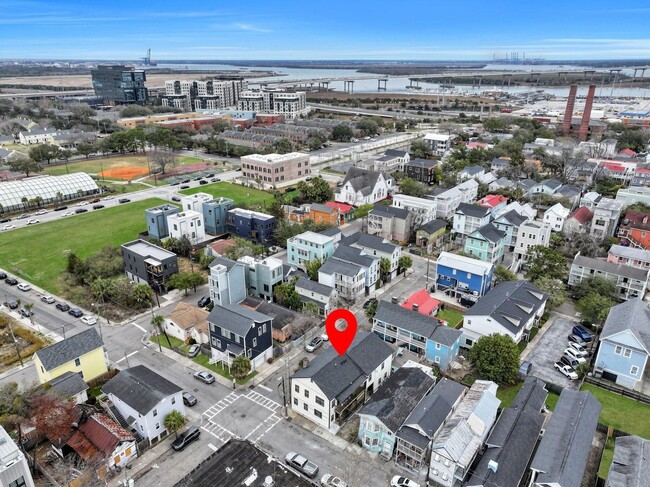 Building Photo - Fully renovated home in Charleston!