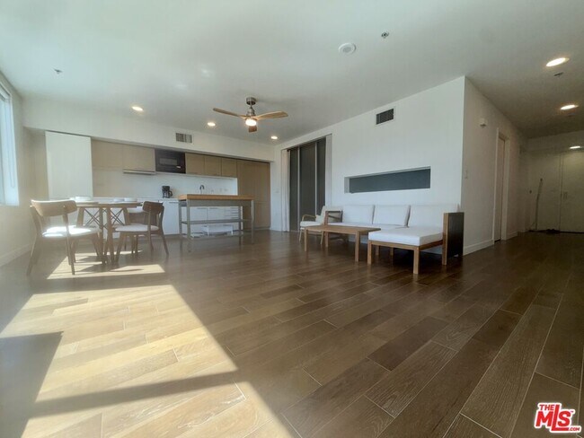 Building Photo - 901 Flower St