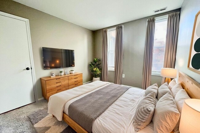 Building Photo - Columbia Heights| 3Bd 1Bth | Top Floor | F...