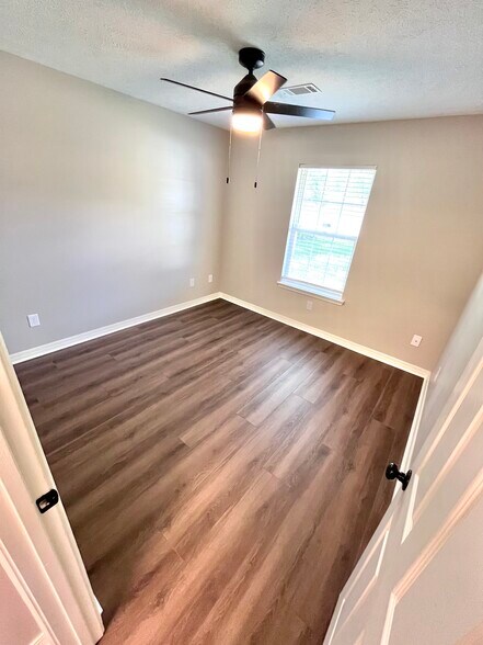 Building Photo - 2235 Millwood Dr