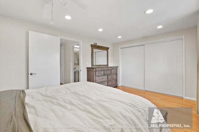 Building Photo - Beach Townhome Vacation Rental with two car garage!