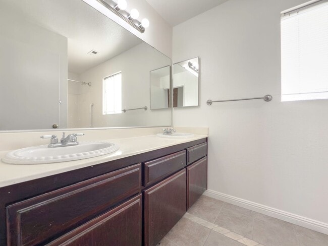 Building Photo - 2 Story, 3-Bedroom POOL + SOLAR Home in Wi...