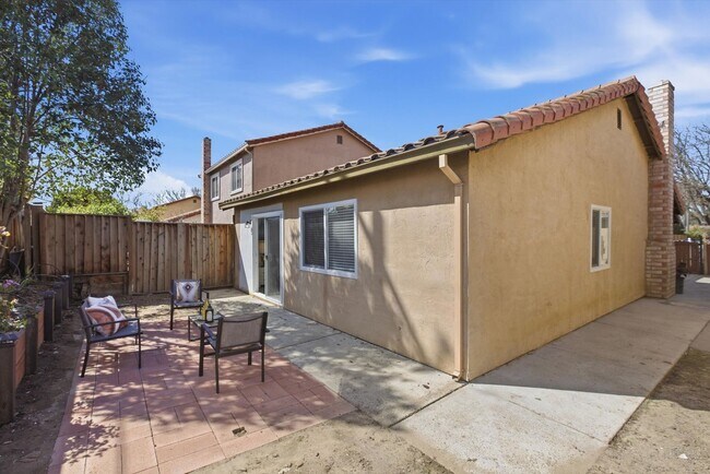 Building Photo - Come see this beautiful completely remodeled 3 bedroom 2 bath home, ready for you to move in today!