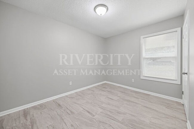 Building Photo - A Must See!!!!! Section 8 Friendly & Ready...