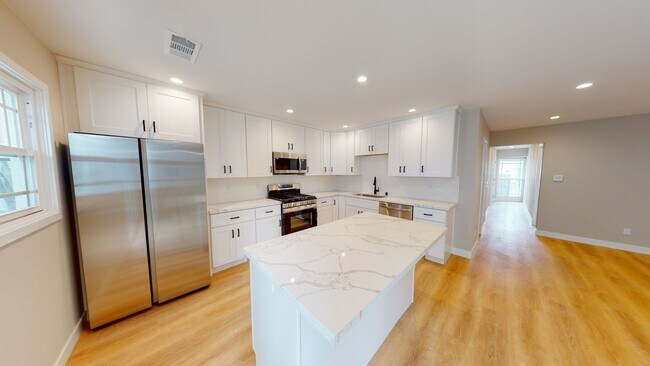 Building Photo - 4BD/3BA on Pontiac!! (Lease out, pending s...
