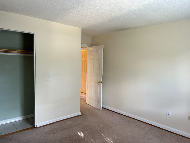 Building Photo - 15 Shadowbrook Ln