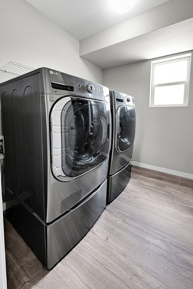 Building Photo - $2,350.00, 3 bed, 2.5 bath located in Colo...