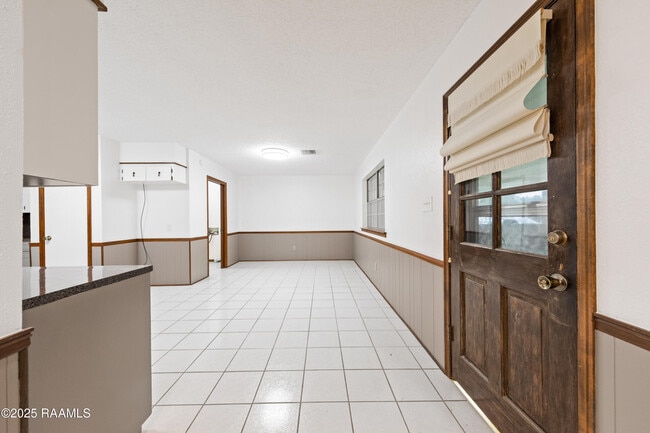 Building Photo - 102 Wisteria Dr