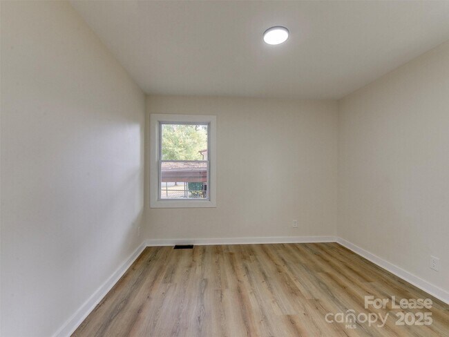 Building Photo - 2721 Mayflower Rd