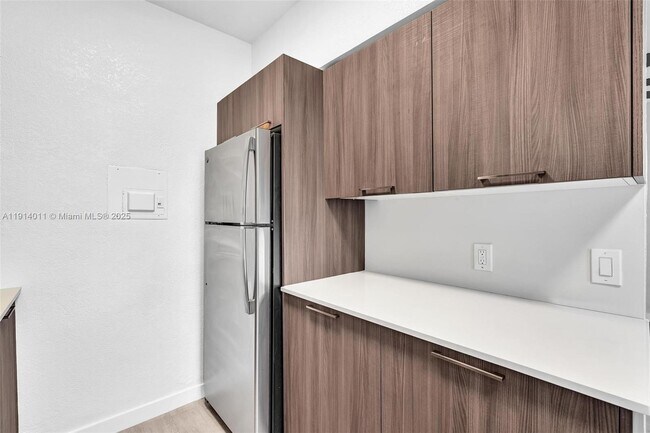 Building Photo - 9200 E Bay Harbor Dr