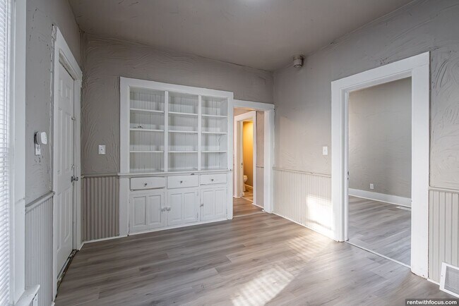 Building Photo - 716 Central St